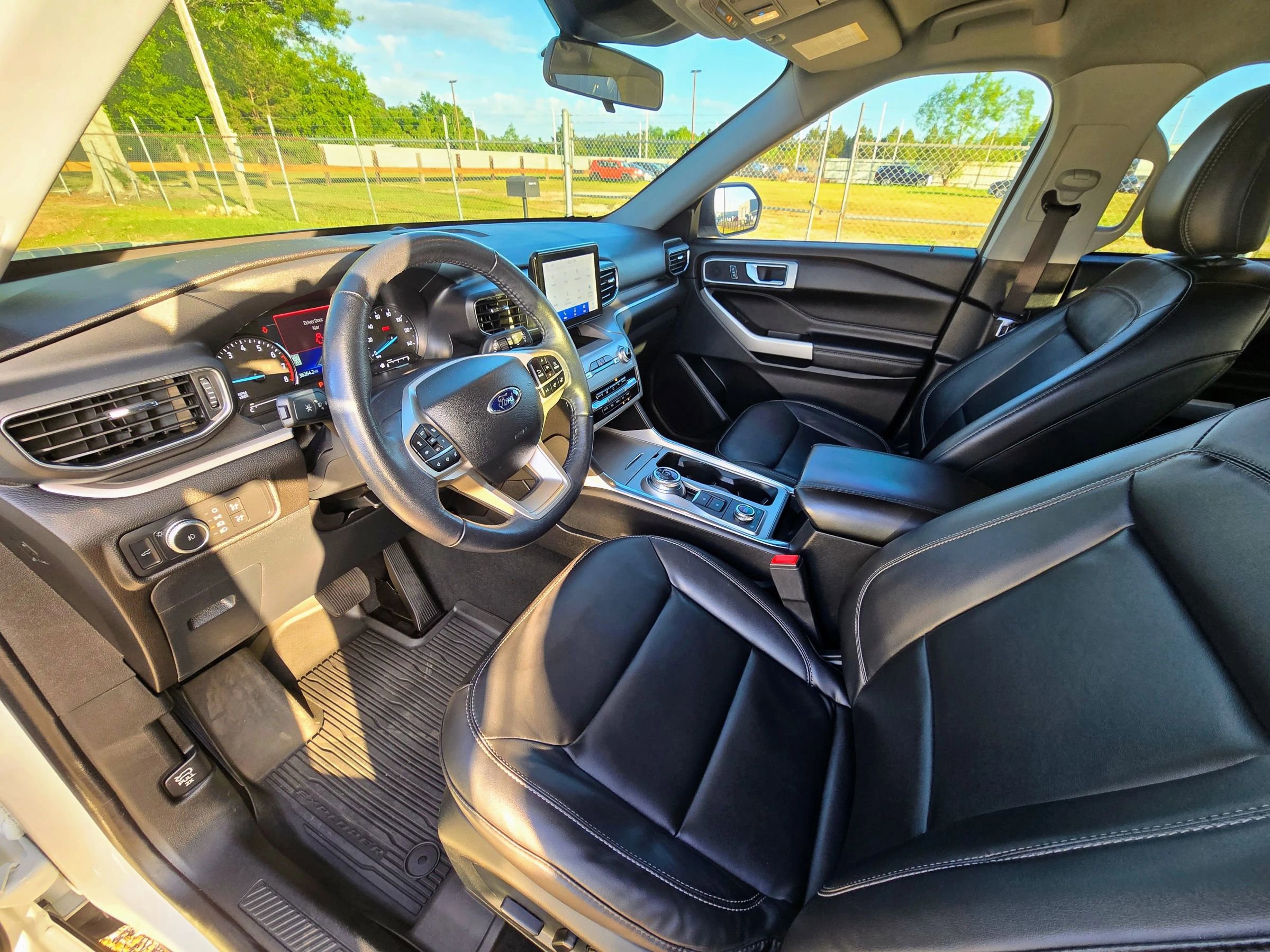 Used 2022 Ford Explorer XLT w/ Equipment Group 202A image 9