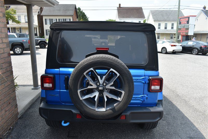Used 2024 Jeep Wrangler Unlimited w/ Convenience Group AWD/4WD image 5