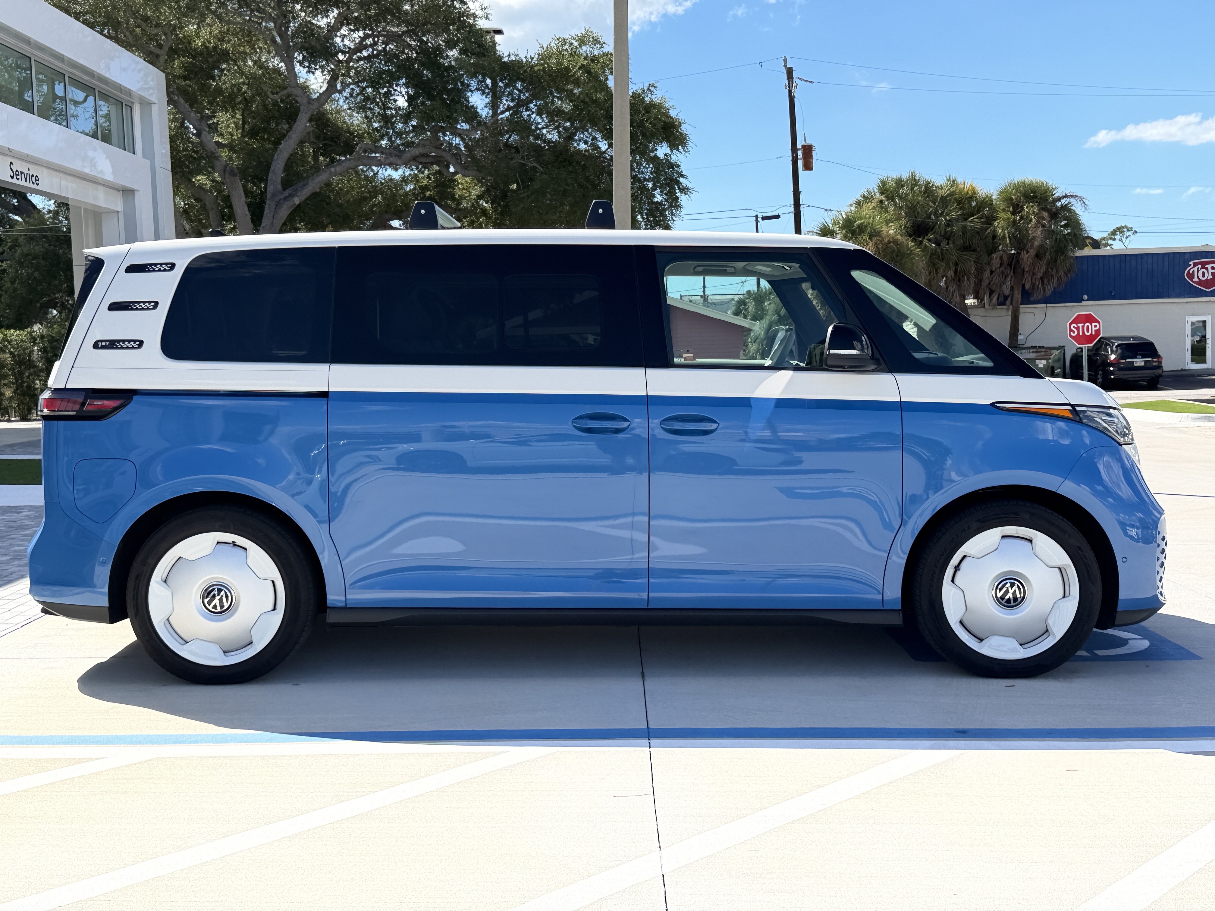 Used 2025 Volkswagen ID. Buzz 1st Edition RWD image 8