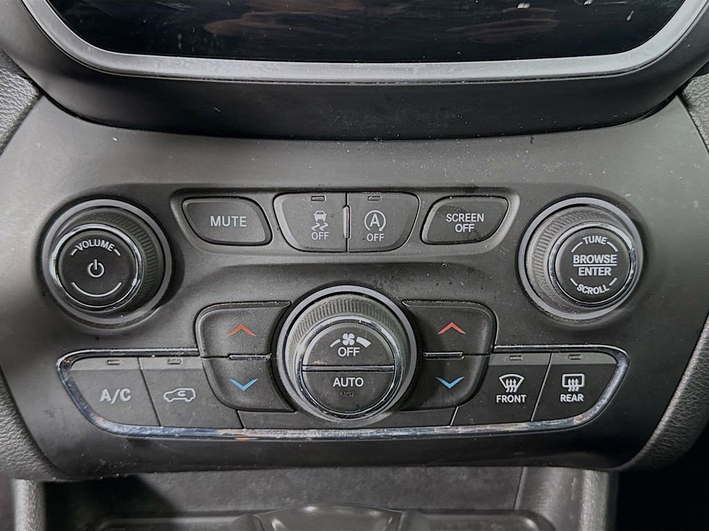 Used 2019 Jeep Cherokee Limited image 15