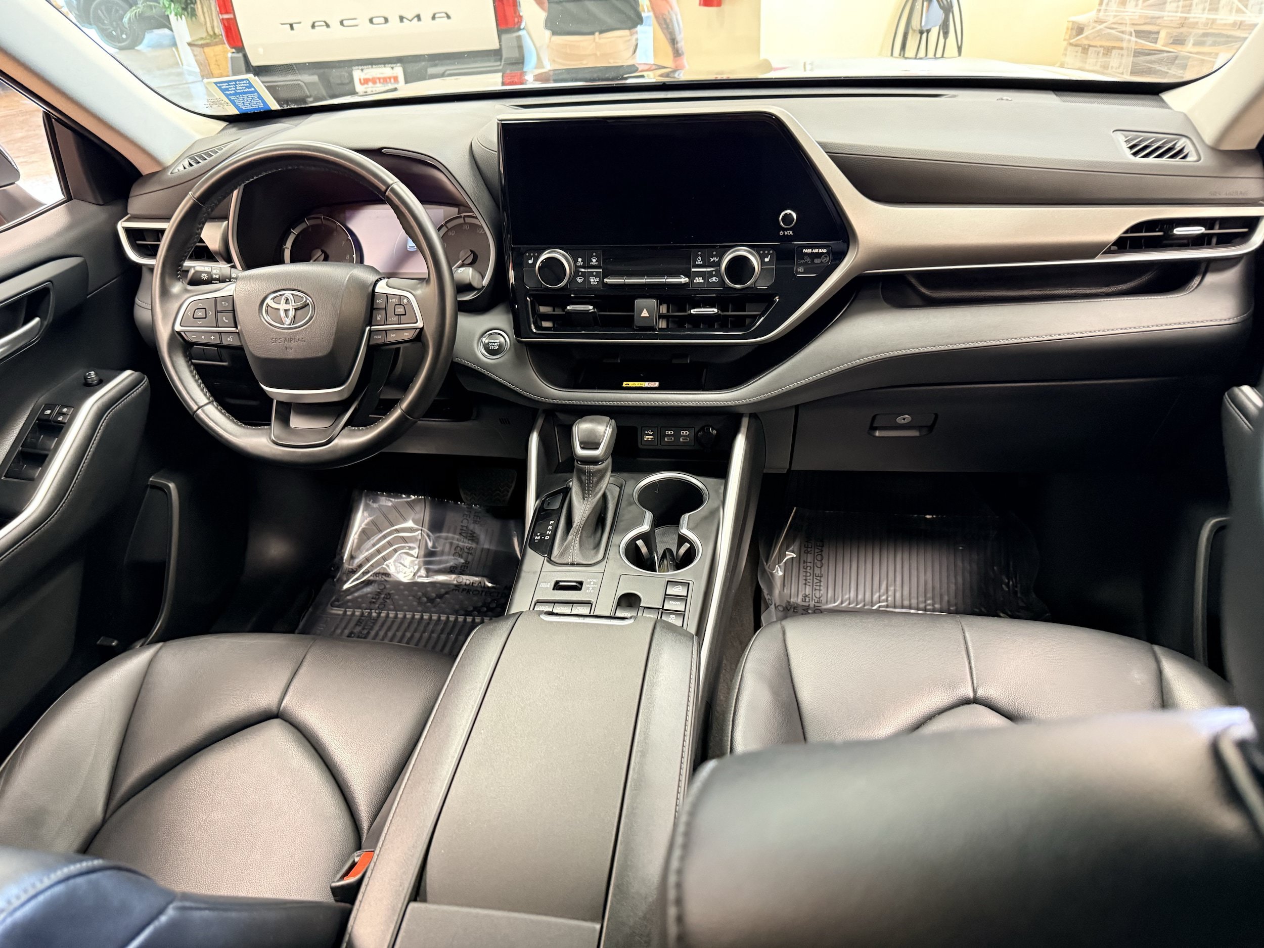 Used 2023 Toyota Highlander XLE AWD/4WD image 24