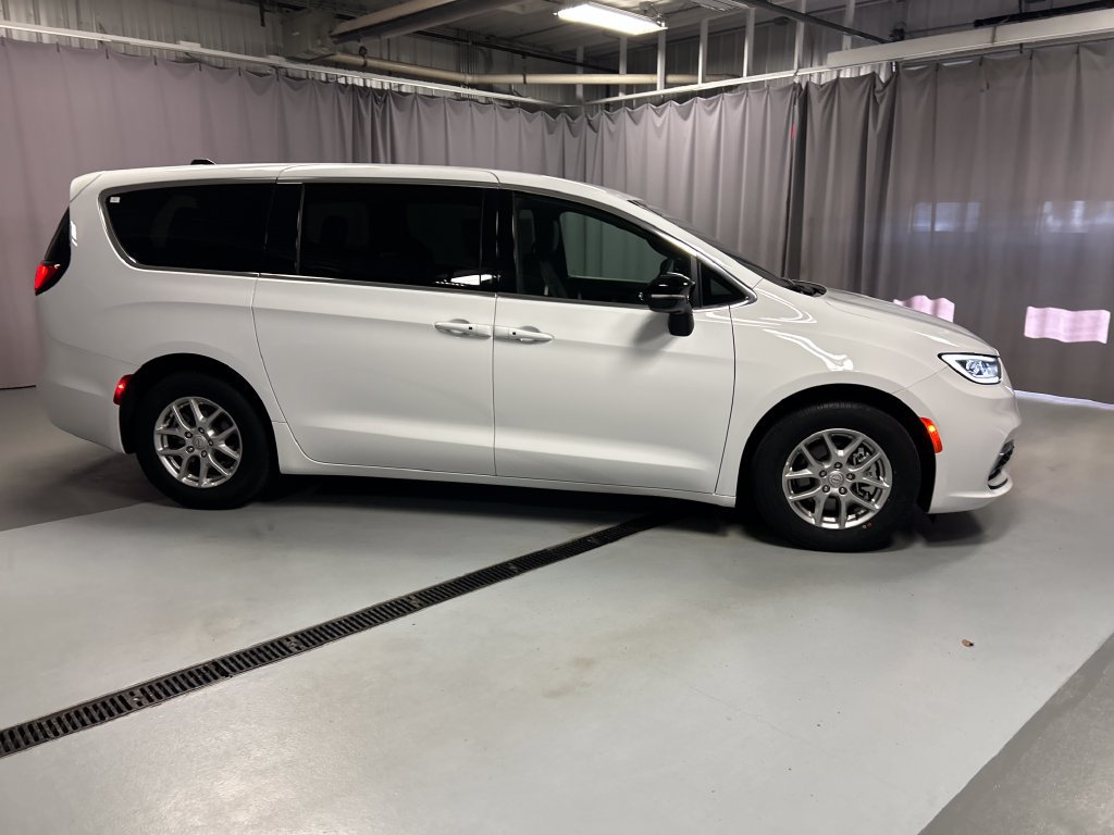 Used 2025 Chrysler Pacifica Select FWD image 8