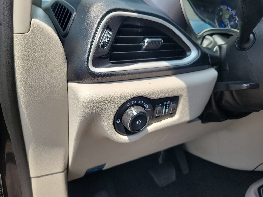 Used 2023 Chrysler Pacifica Touring-L FWD image 23