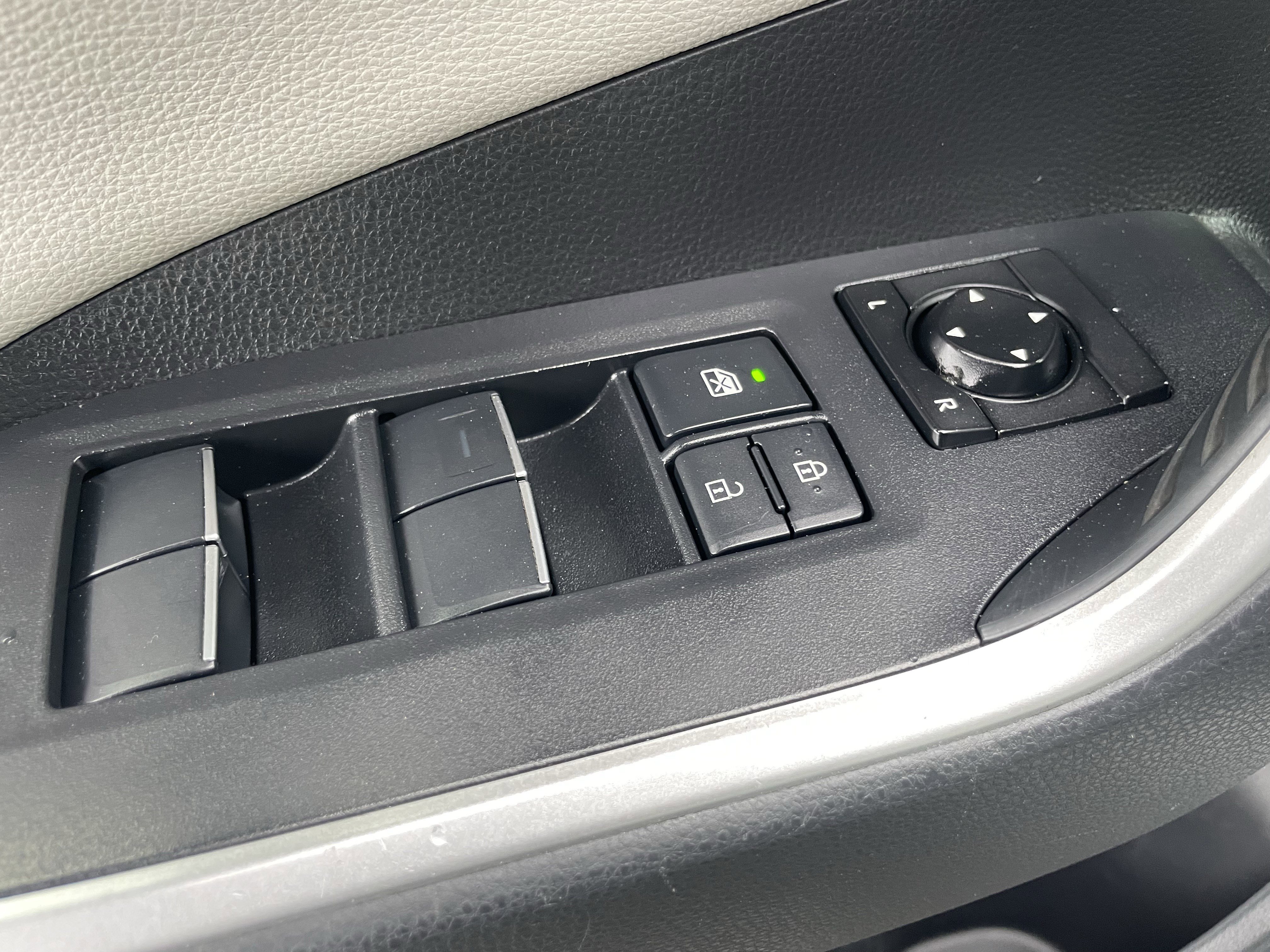 Used 2019 Toyota RAV4 Limited image 11