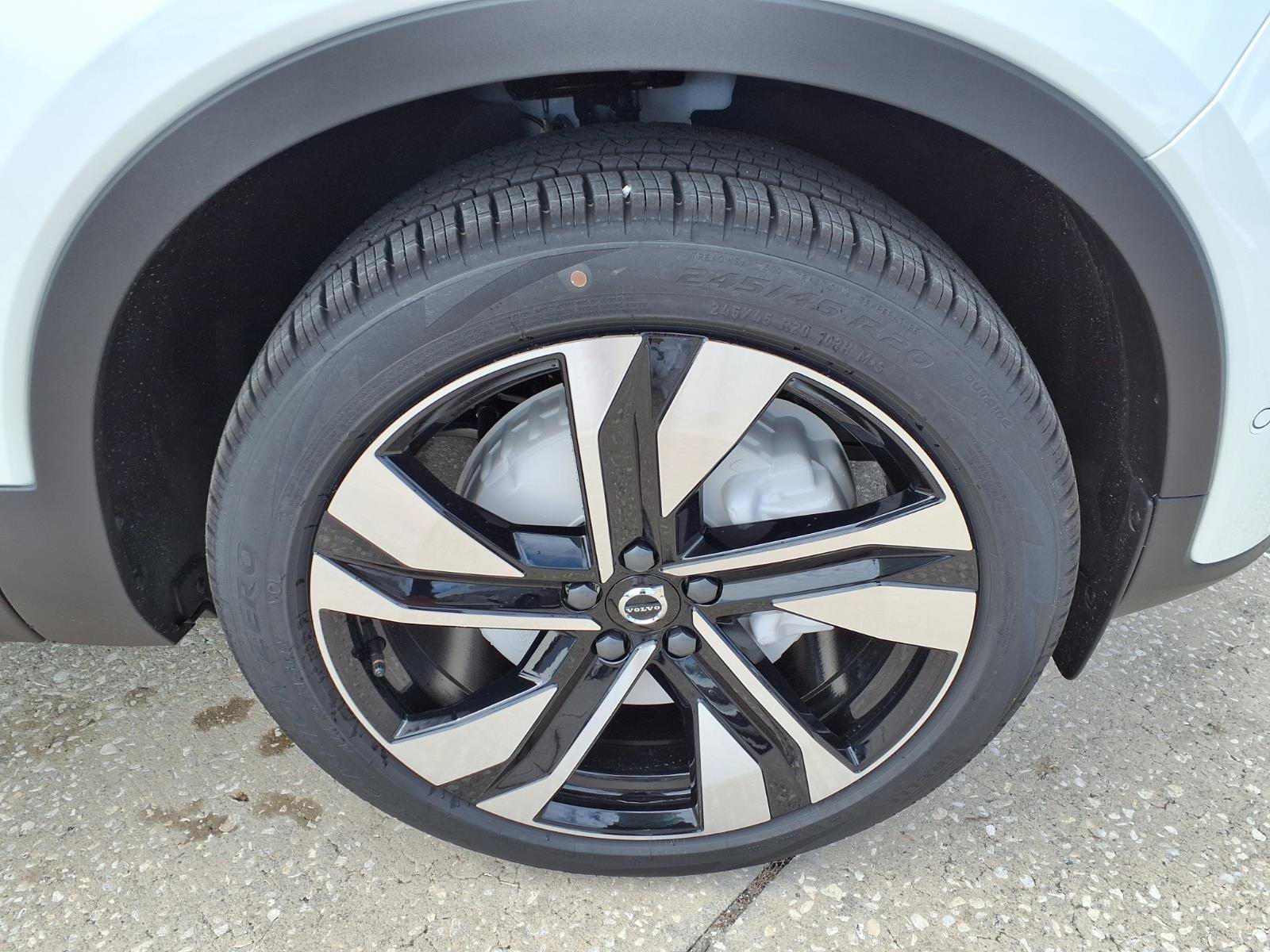 New 2026 Volvo XC40 B5 Plus w/ Protection Package Premier AWD/4WD image 9