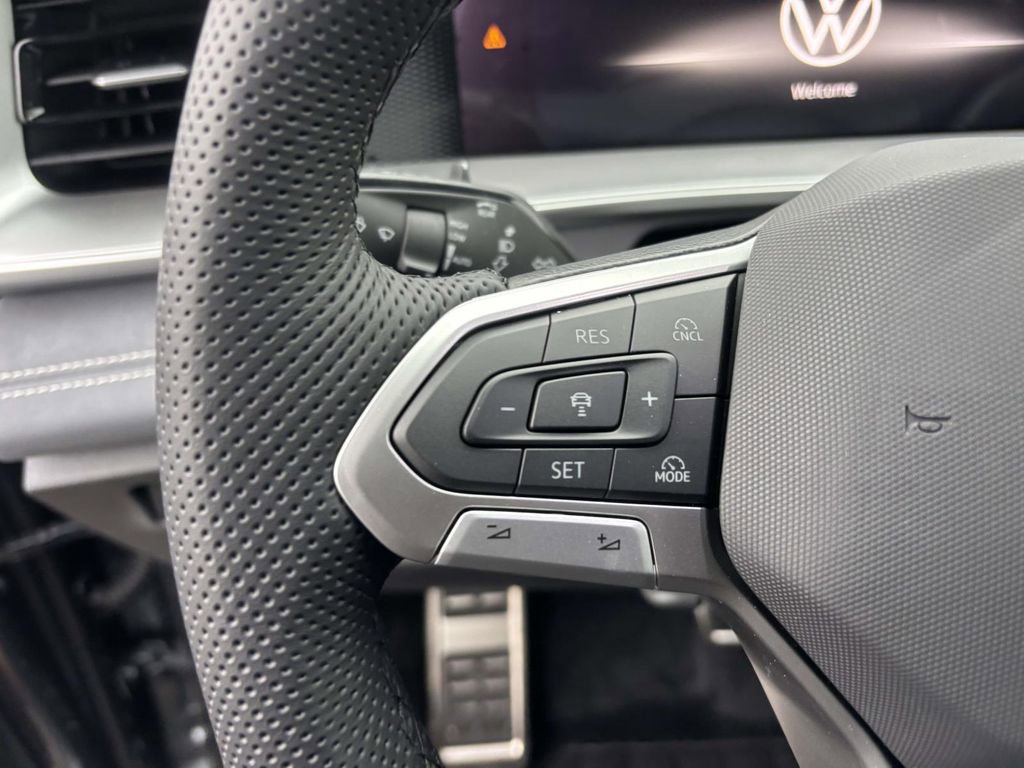 New 2026 Volkswagen Tiguan SE R-Line image 18