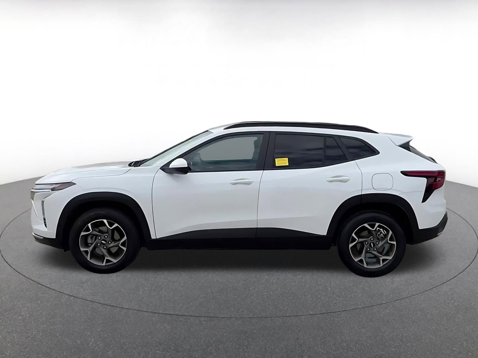 Used 2025 Chevrolet Trax LT FWD image 9