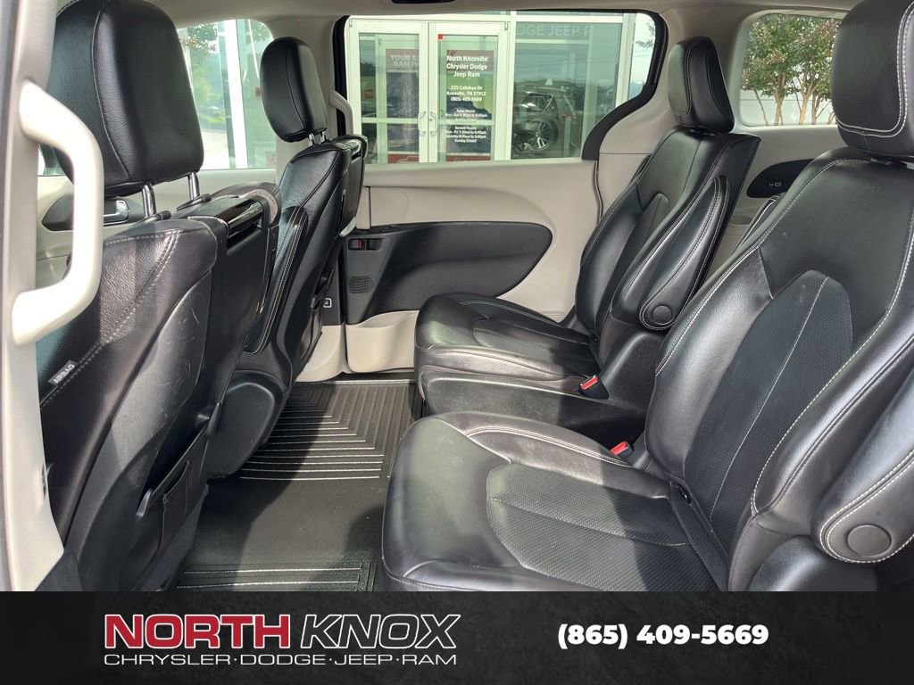 Used 2022 Chrysler Pacifica Touring-L w/ Uconnect Theater Family Group FWD image 13