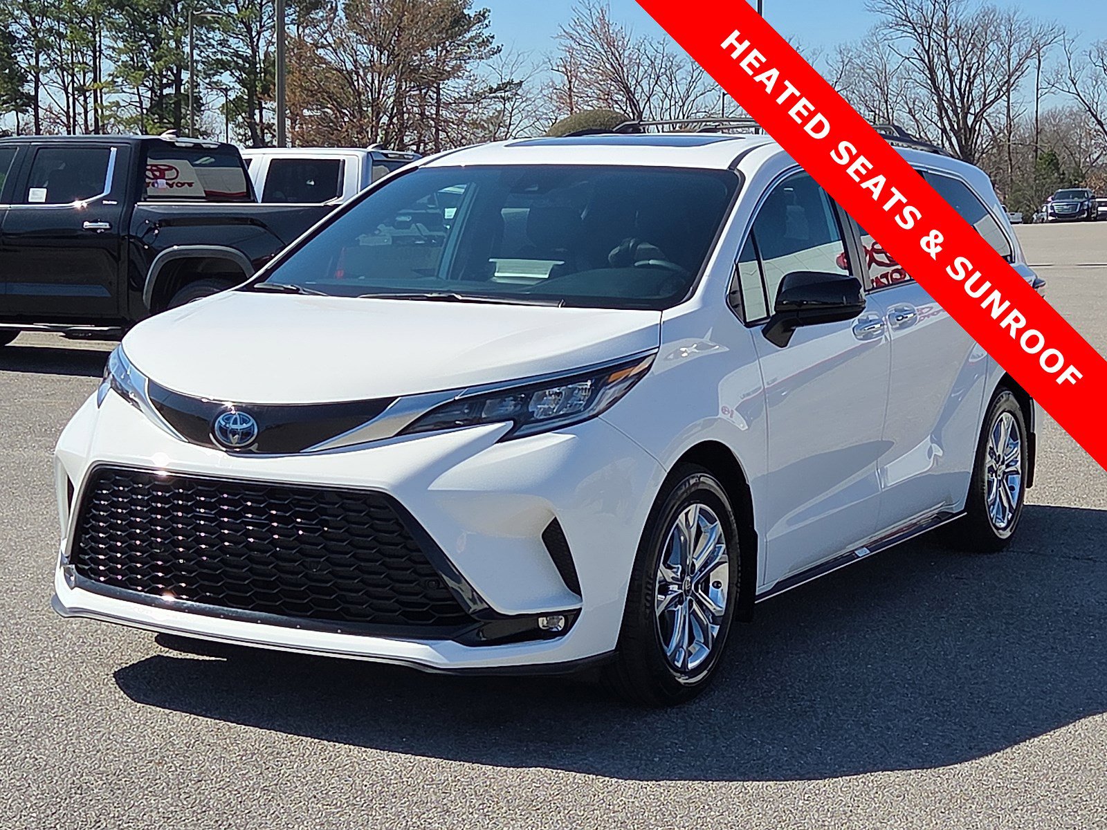 Used 2023 Toyota Sienna XSE w/ XSE Plus Package image 2