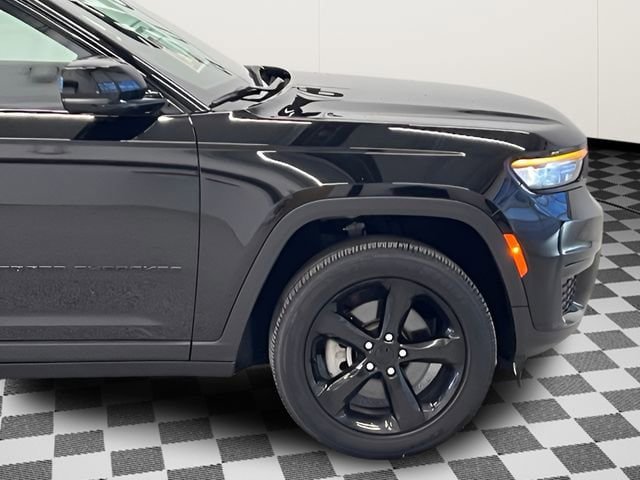 Used 2024 Jeep Grand Cherokee L Laredo AWD/4WD image 7
