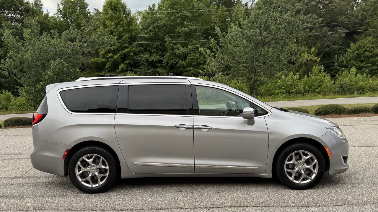 Used 2018 Chrysler Pacifica Limited image 9