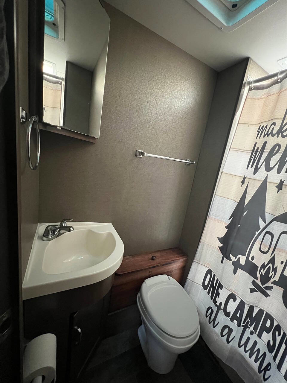 Used 2018 Ford E-350 and Econoline 350 Super Duty w/ Motorhome Prep Package image 32