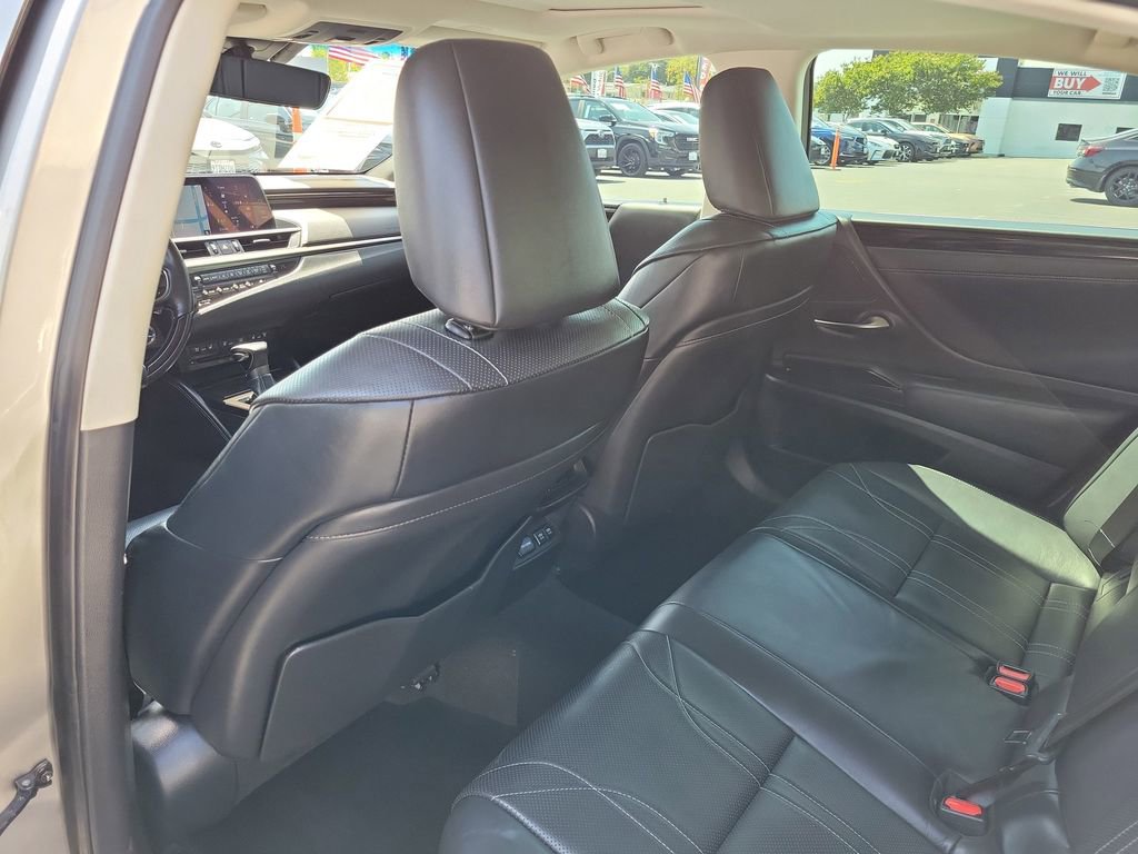 Used 2019 Lexus ES 300h w/ Luxury Package image 18