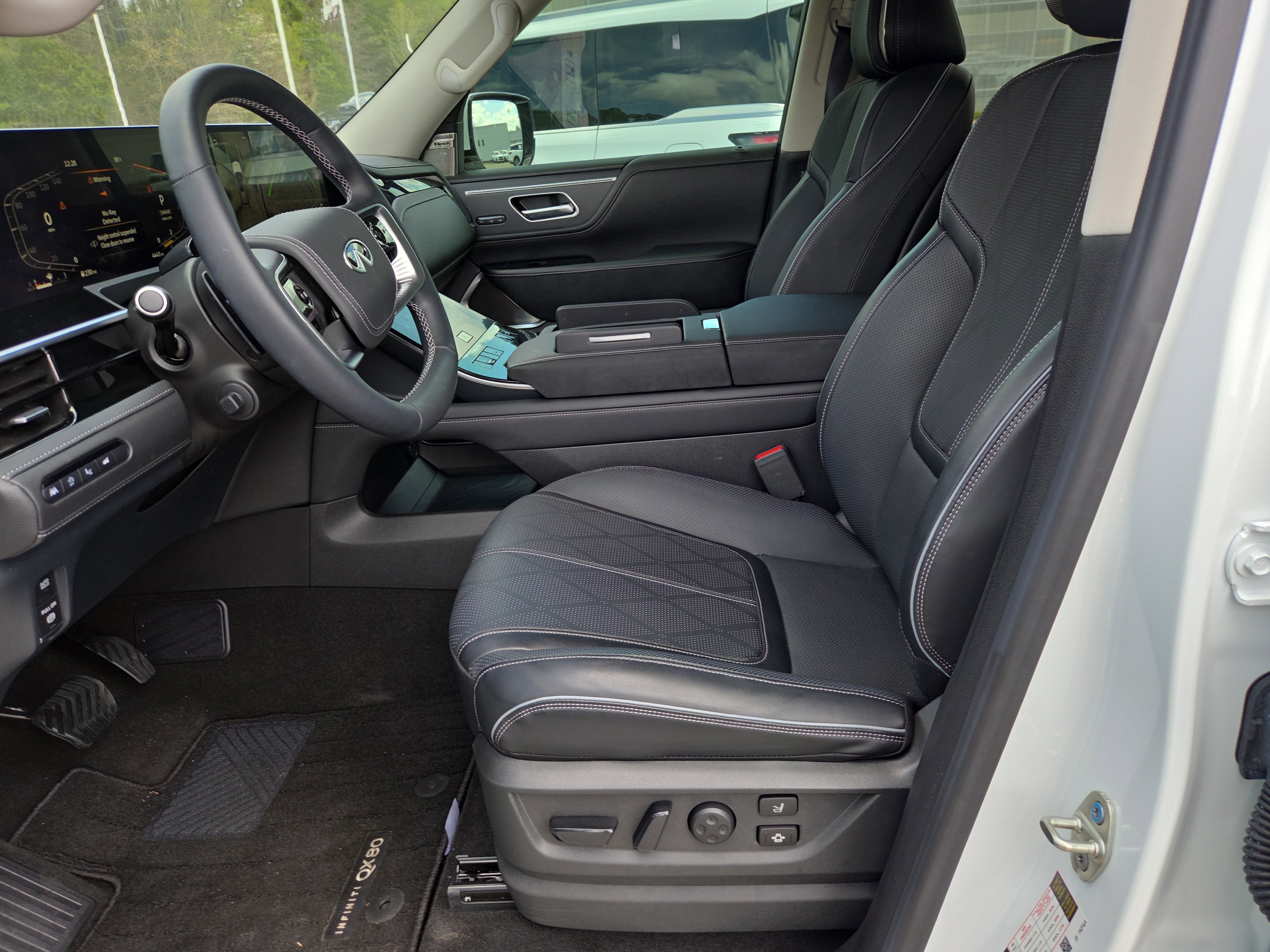 Used 2025 INFINITI QX80 Sensory image 5