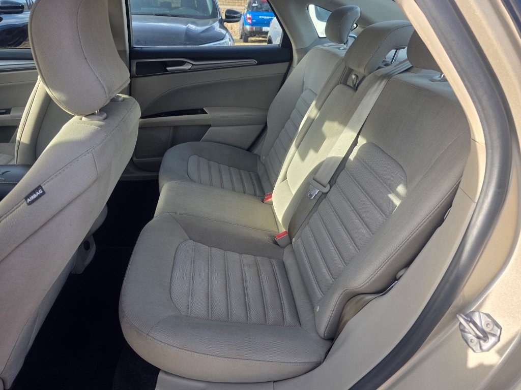 Used 2017 Ford Fusion SE FWD image 6