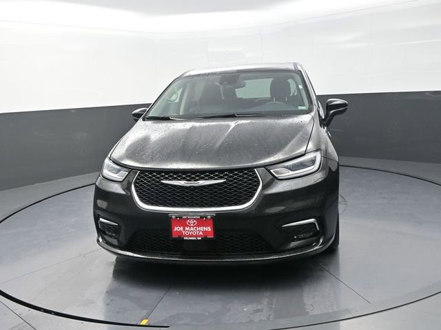 Used 2023 Chrysler Pacifica Touring-L FWD image 2