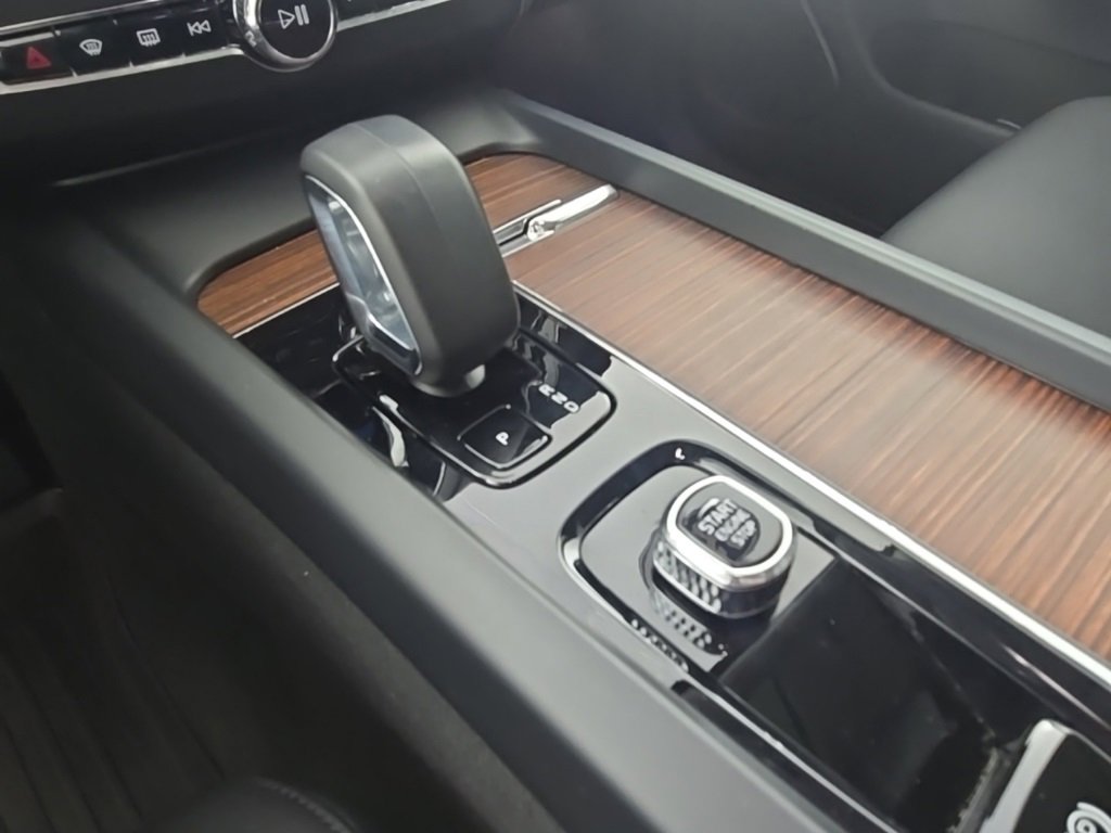 Certified 2023 Volvo XC60 B5 Plus w/ Climate Package image 19