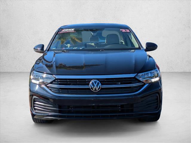 Certified 2023 Volkswagen Jetta SE w/ Panoramic Sunroof Package FWD image 2