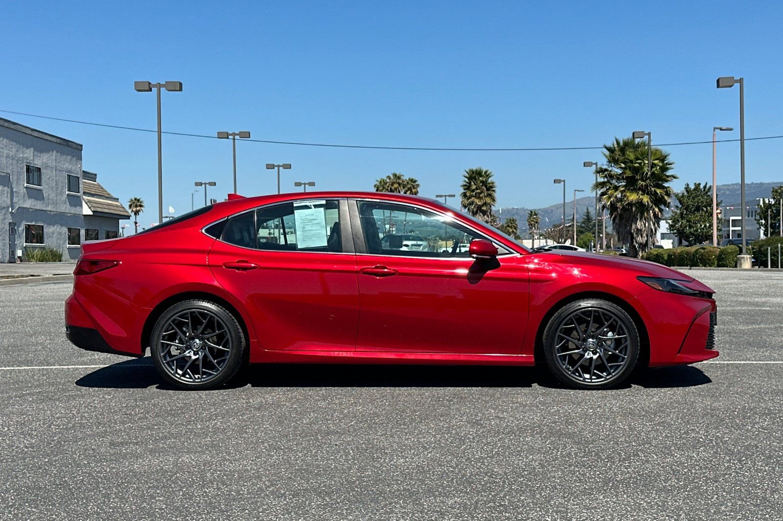 Used 2025 Toyota Camry XLE image 3