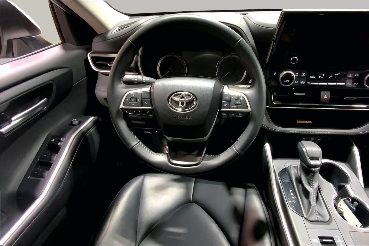 Used 2023 Toyota Highlander XLE AWD/4WD image 6