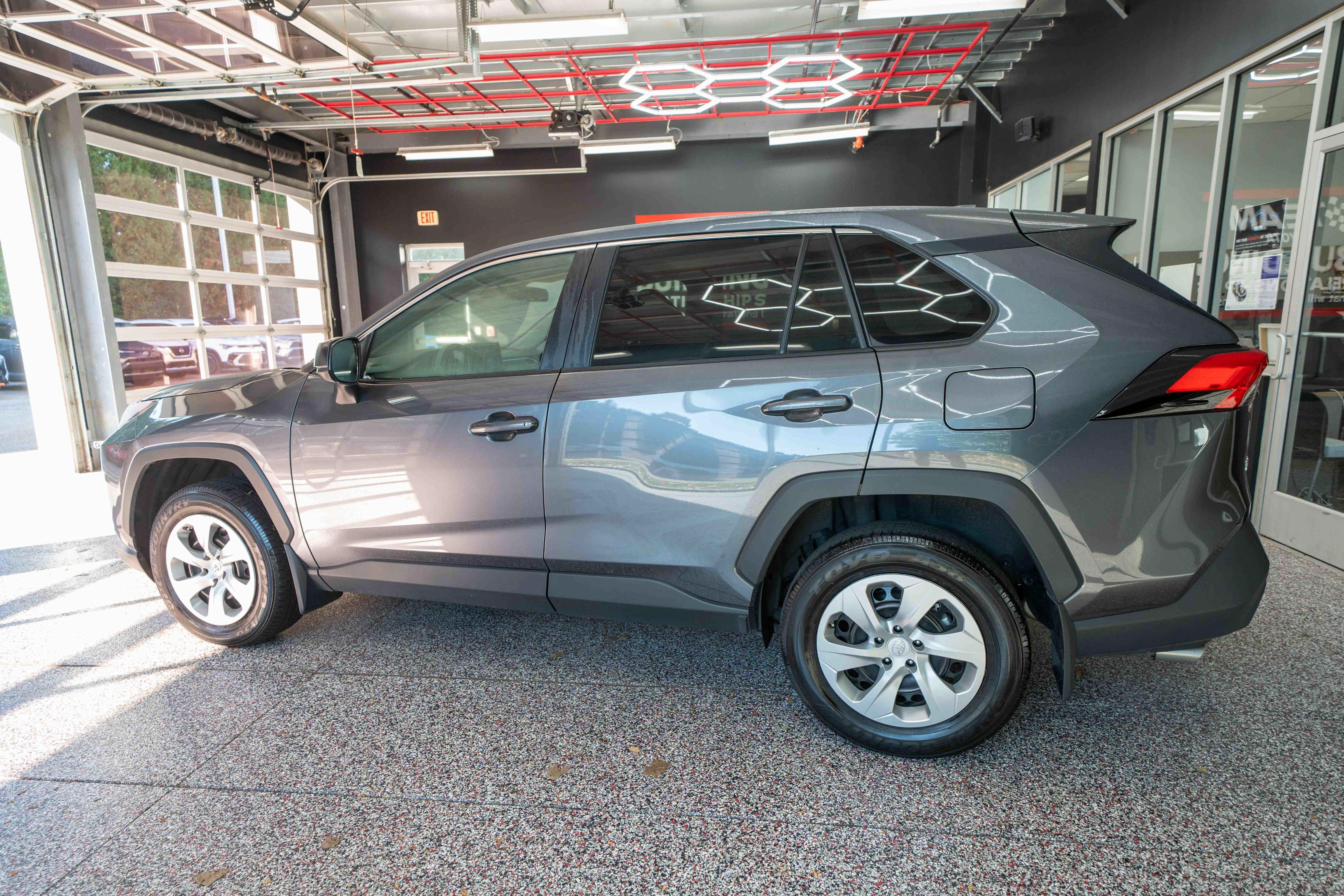Used 2022 Toyota RAV4 LE AWD/4WD image 2