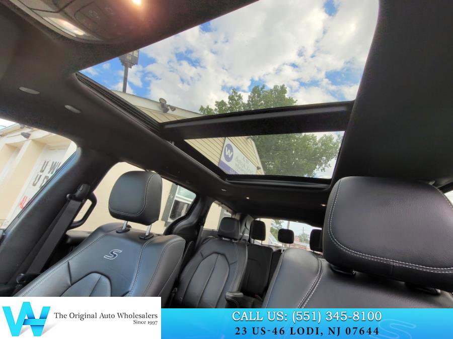 Used 2020 Chrysler Pacifica Touring-L Plus w/ S Appearance Package image 9
