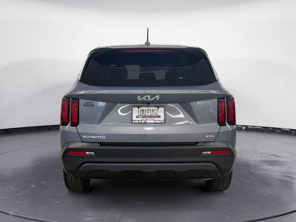 Used 2023 Kia Sorento LX image 5