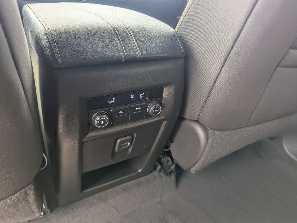 Used 2022 Chevrolet Traverse LT image 37