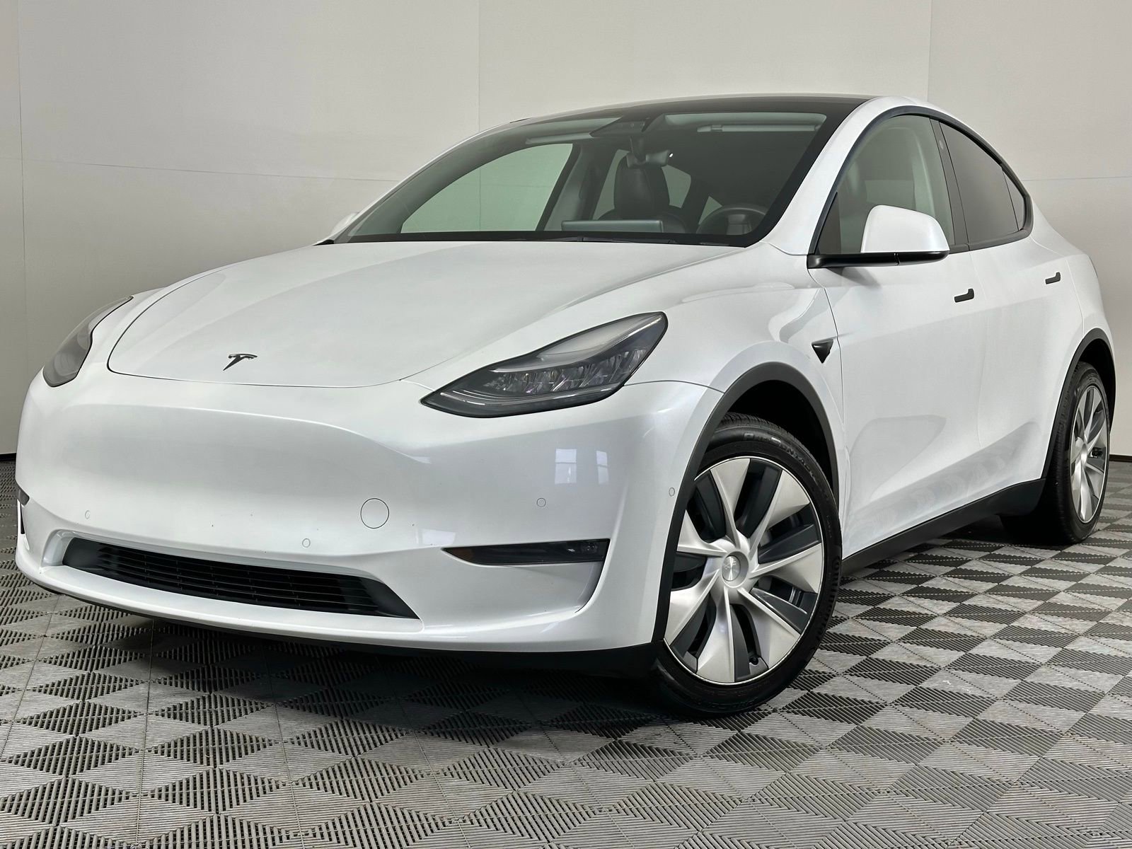 Used 2022 Tesla Model Y Long Range image 40
