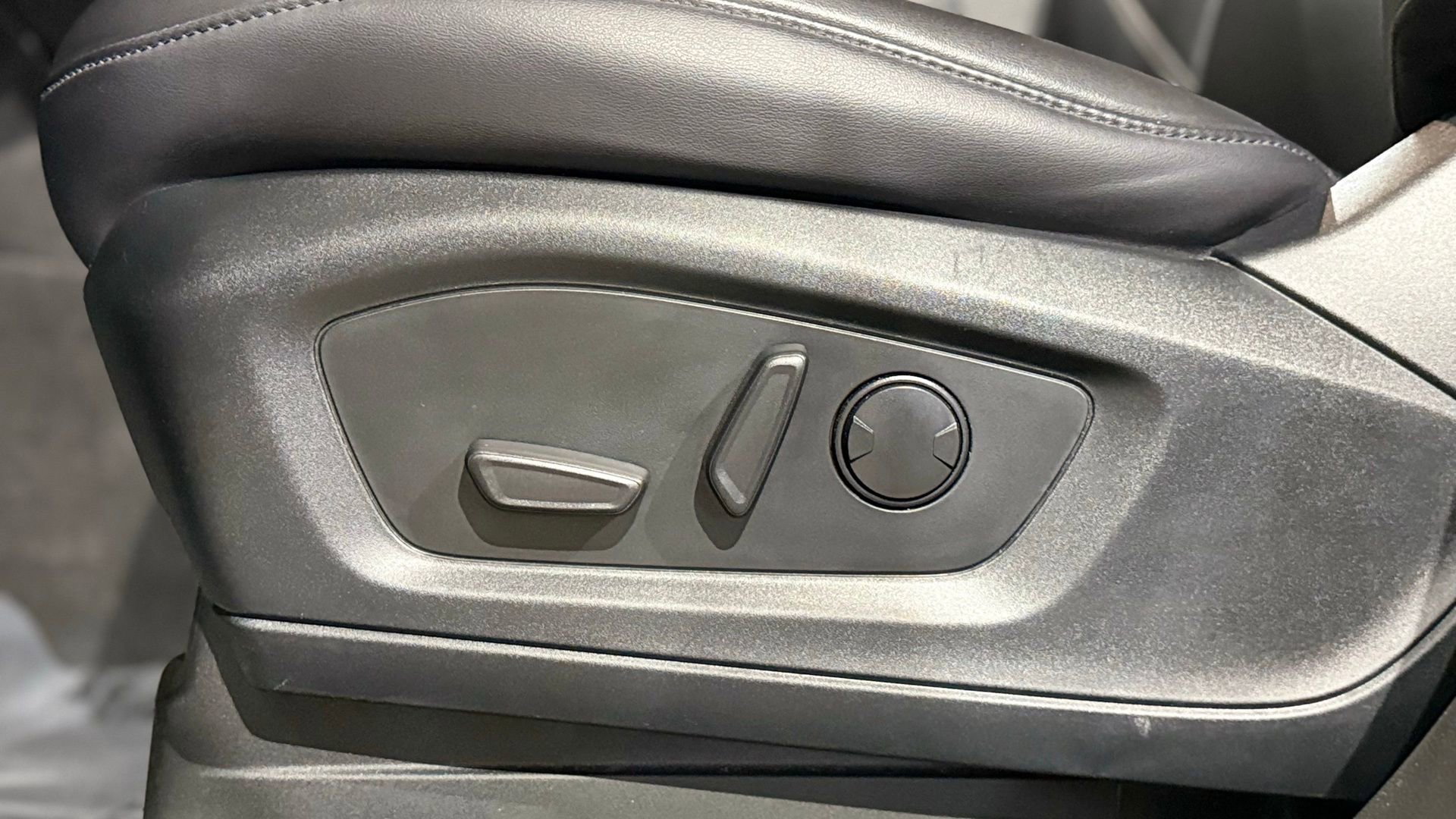 Used 2023 Ford Explorer XLT w/ Equipment Group 202A image 50