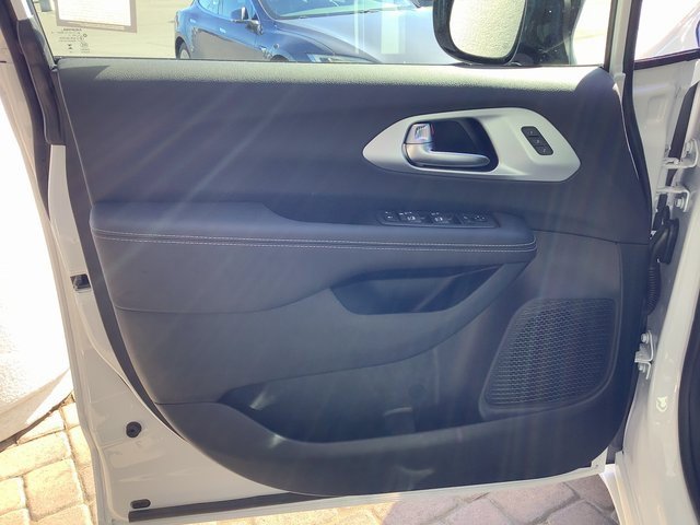 New 2026 Chrysler Pacifica Limited image 9