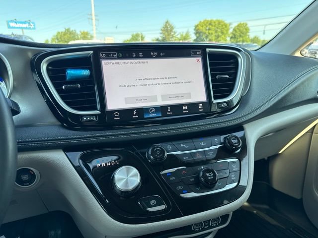 Used 2024 Chrysler Pacifica Touring-L FWD image 18