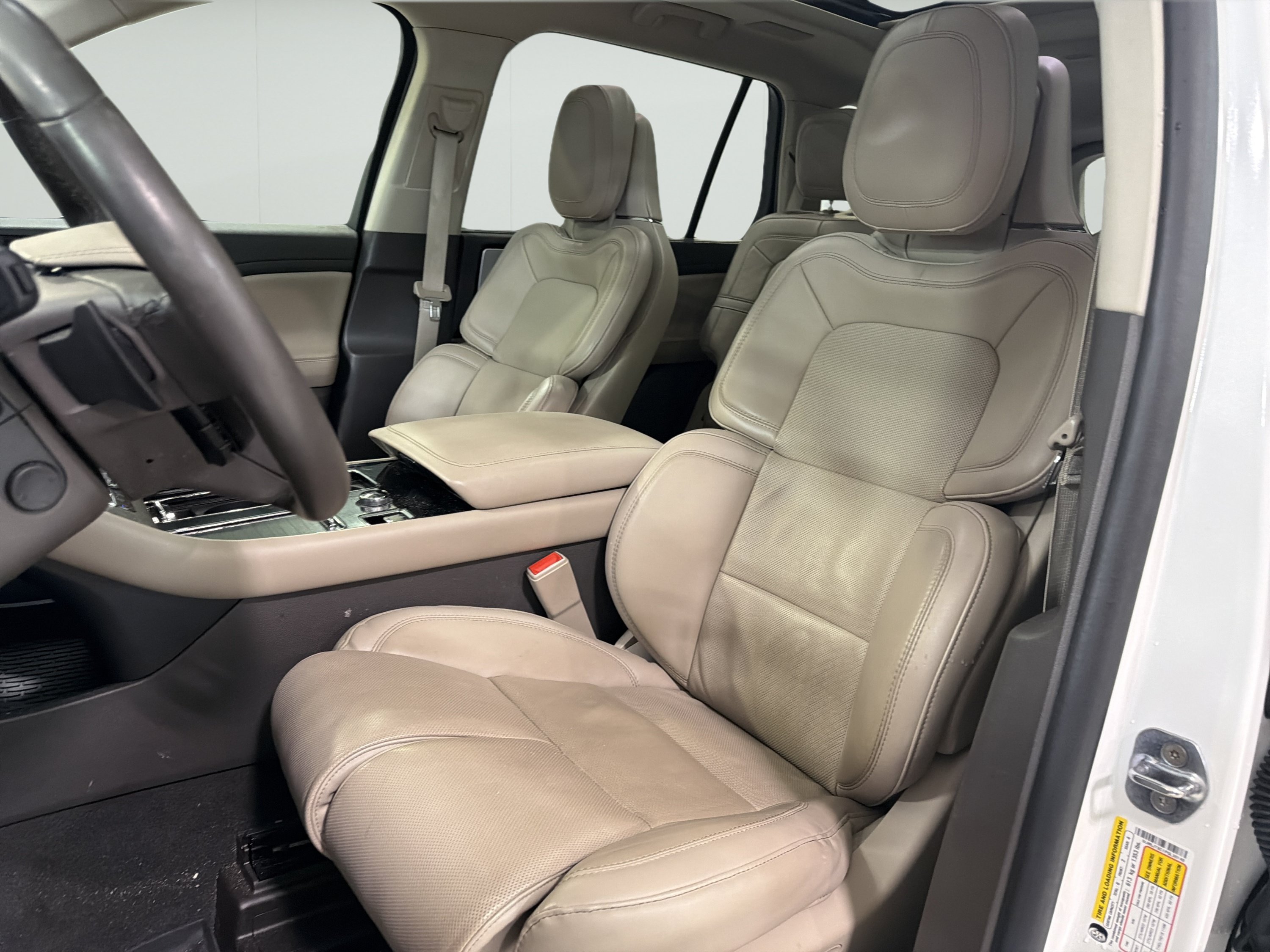 Used 2023 Lincoln Aviator Reserve w/ Equipment Group 201A AWD/4WD image 12