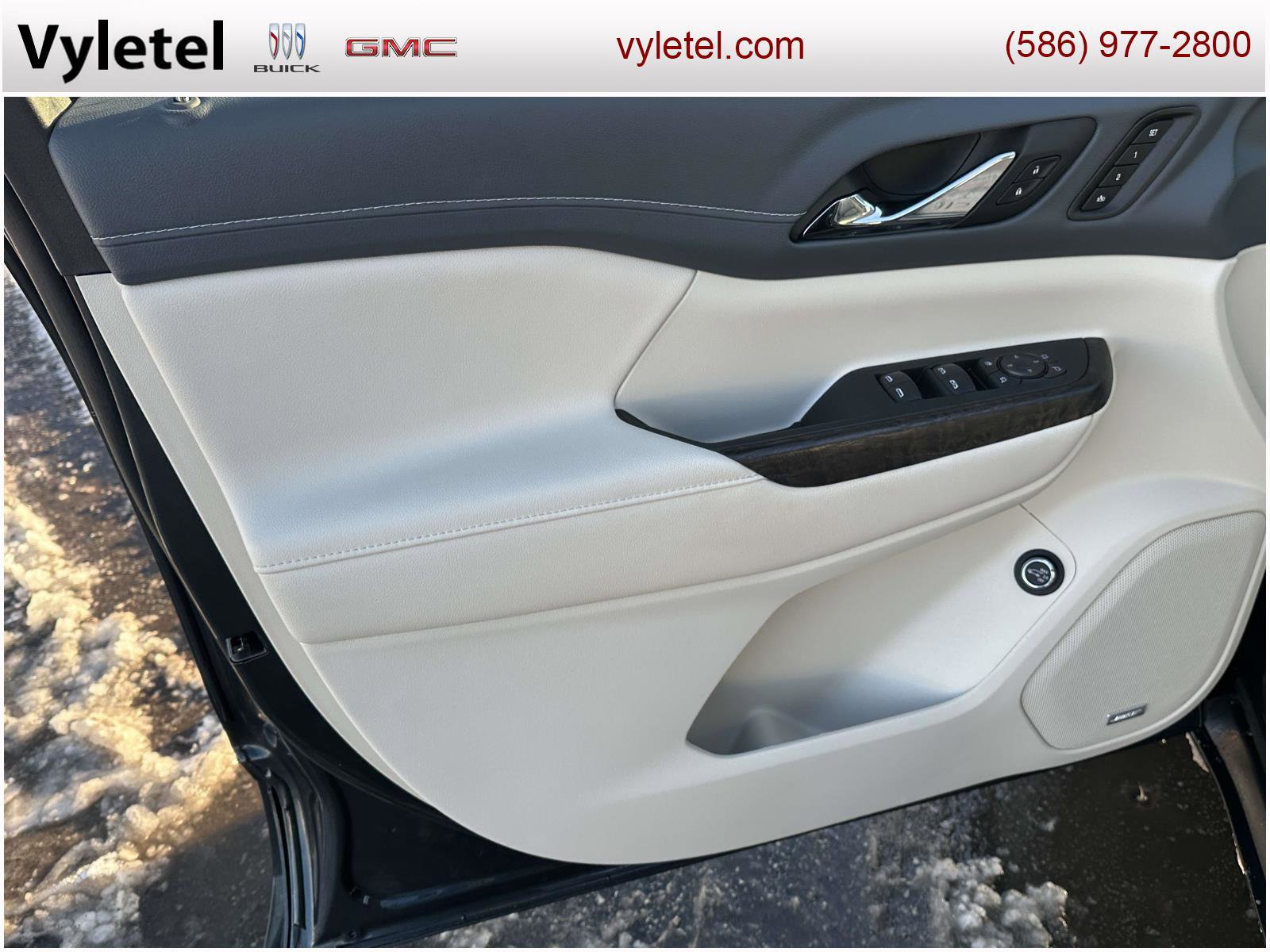 Used 2023 GMC Acadia Denali w/ Denali Technology Package image 16