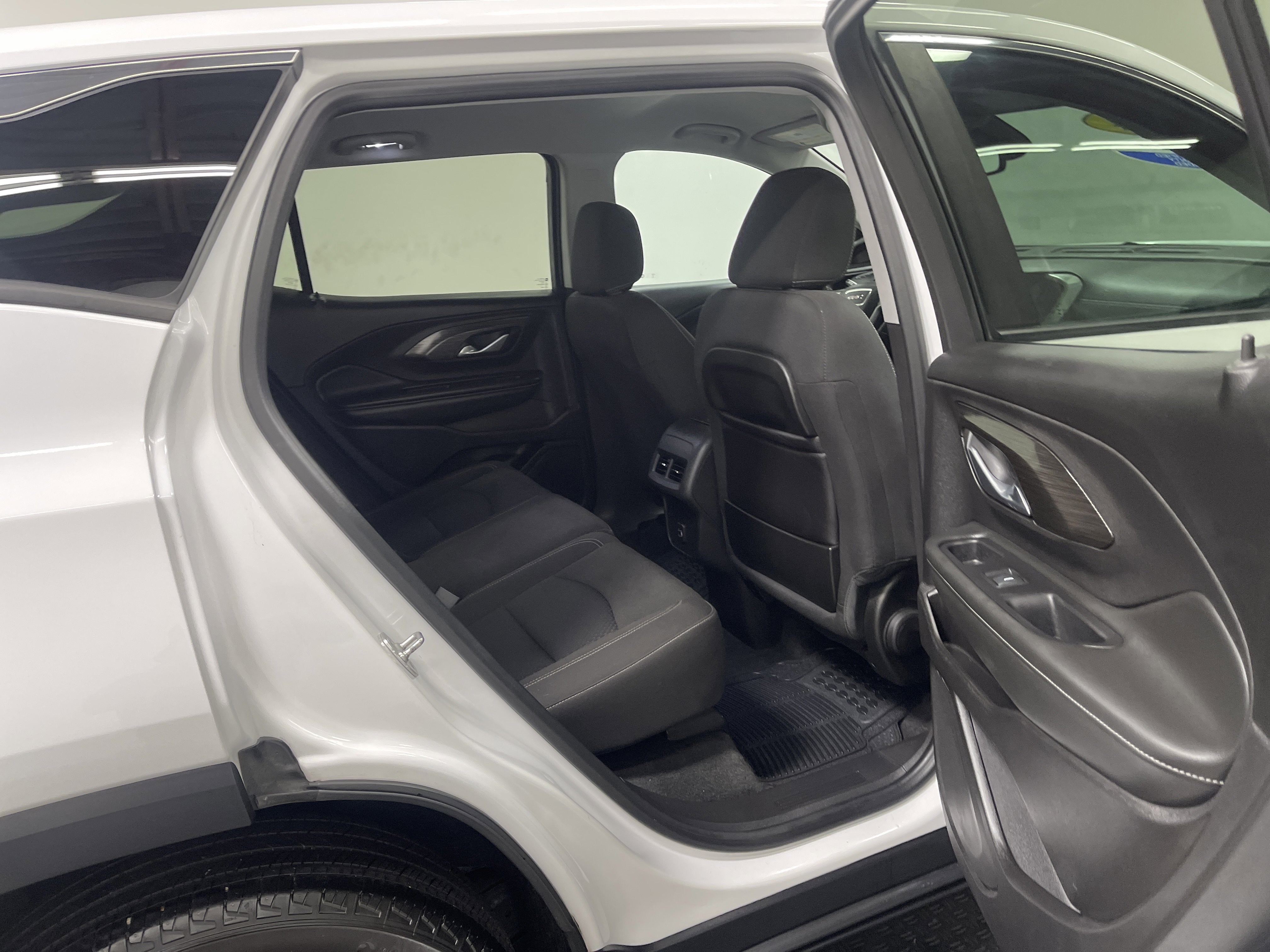 Used 2024 GMC Terrain SLE FWD image 21