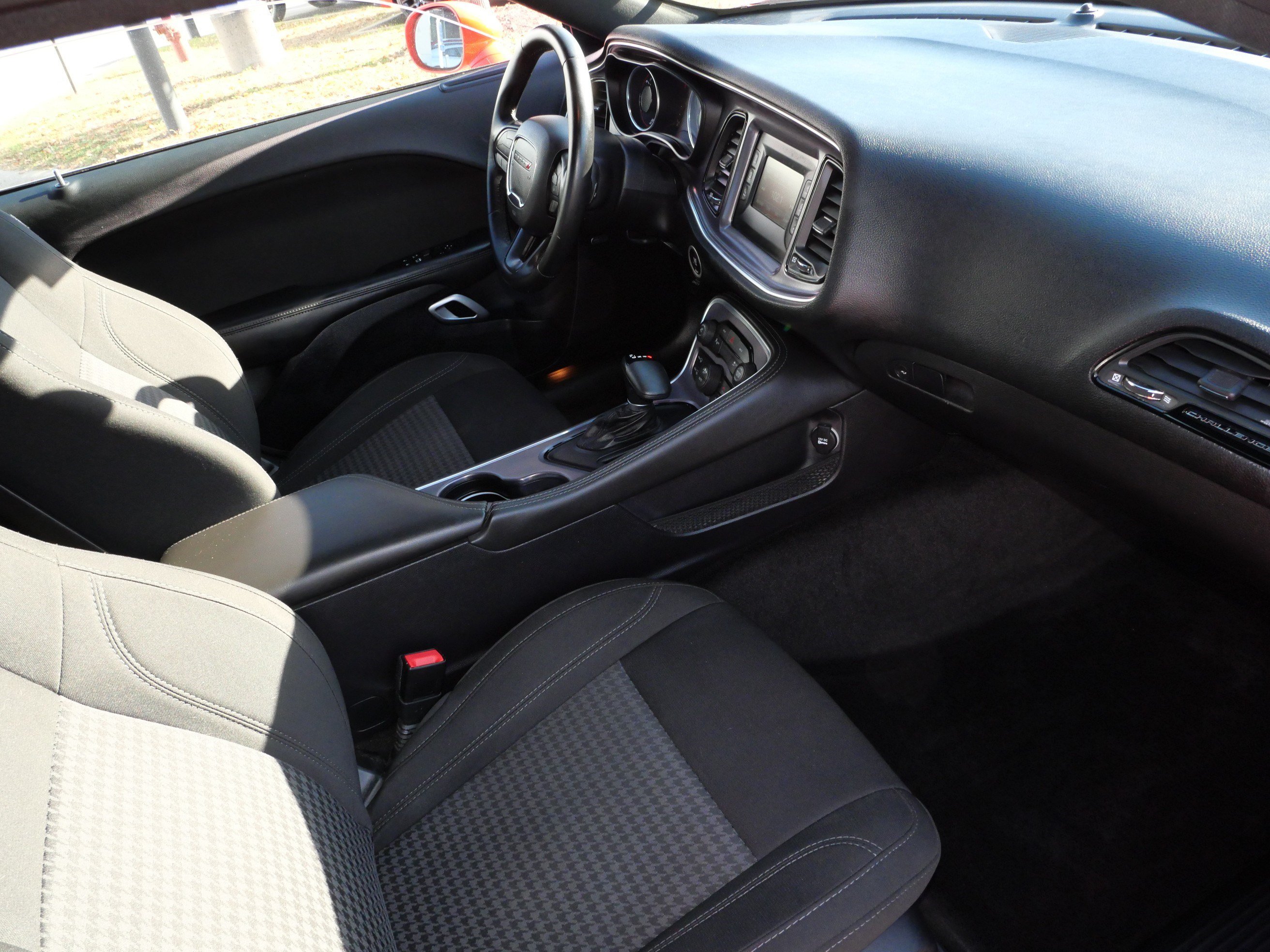 Used 2016 Dodge Challenger SXT w/ Driver Convenience Group RWD image 10