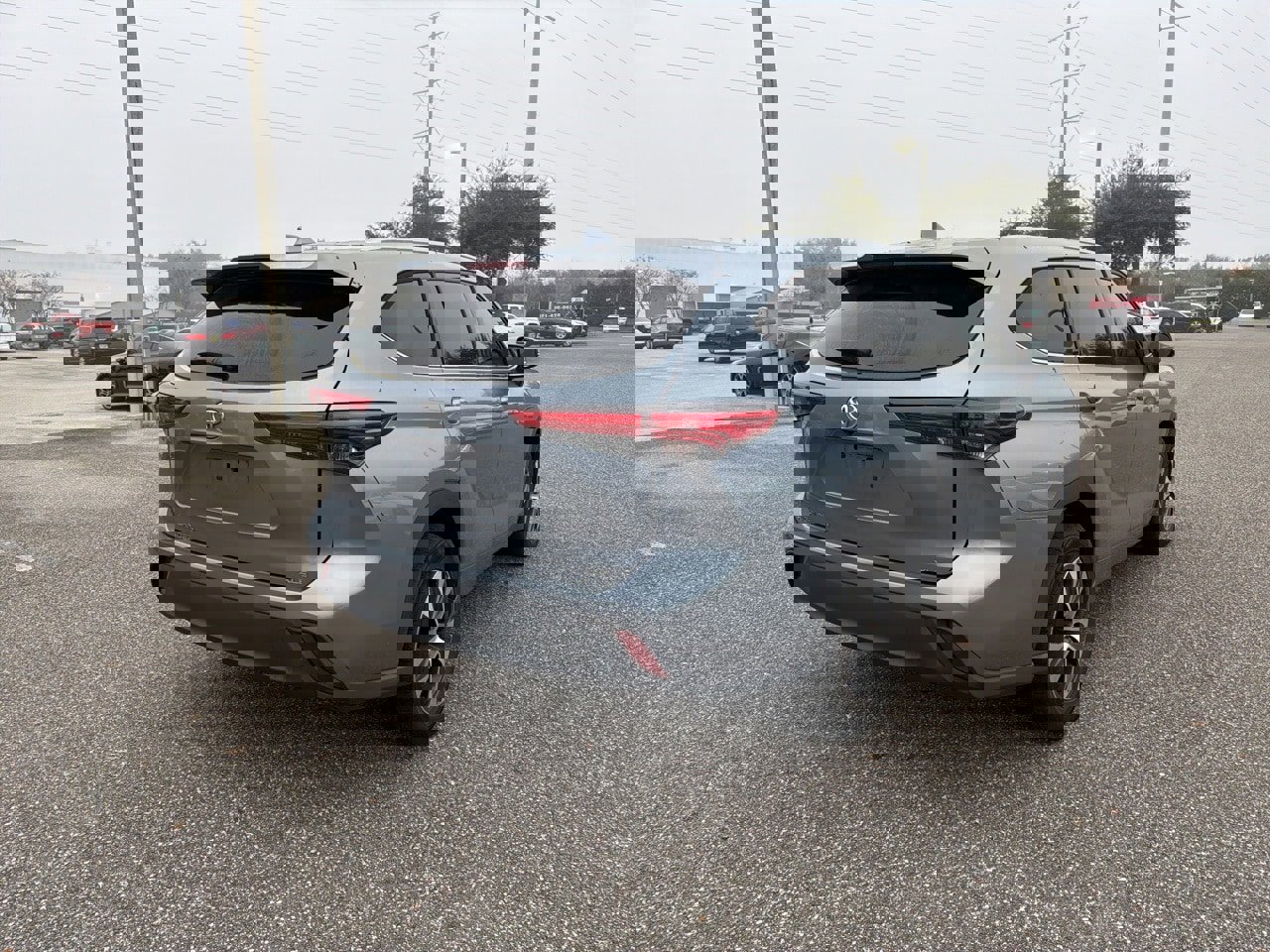 Used 2020 Toyota Highlander XLE image 3