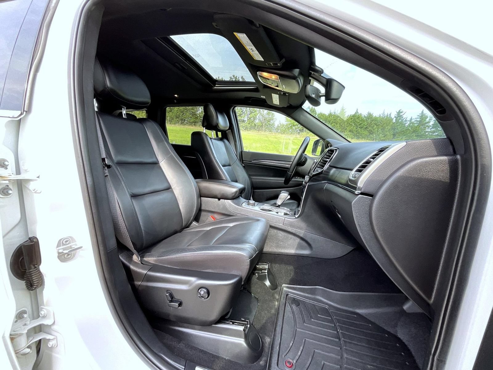 Used 2020 Jeep Grand Cherokee Limited AWD/4WD image 16