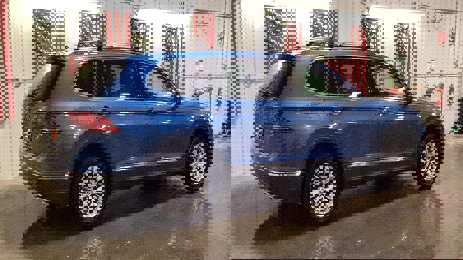 Used 2018 Volkswagen Tiguan SE w/ Panoramic Sunroof Package image 19