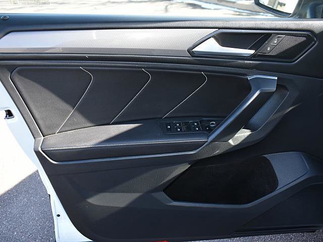 Used 2023 Volkswagen Tiguan SE w/ Panoramic Sunroof Package image 12