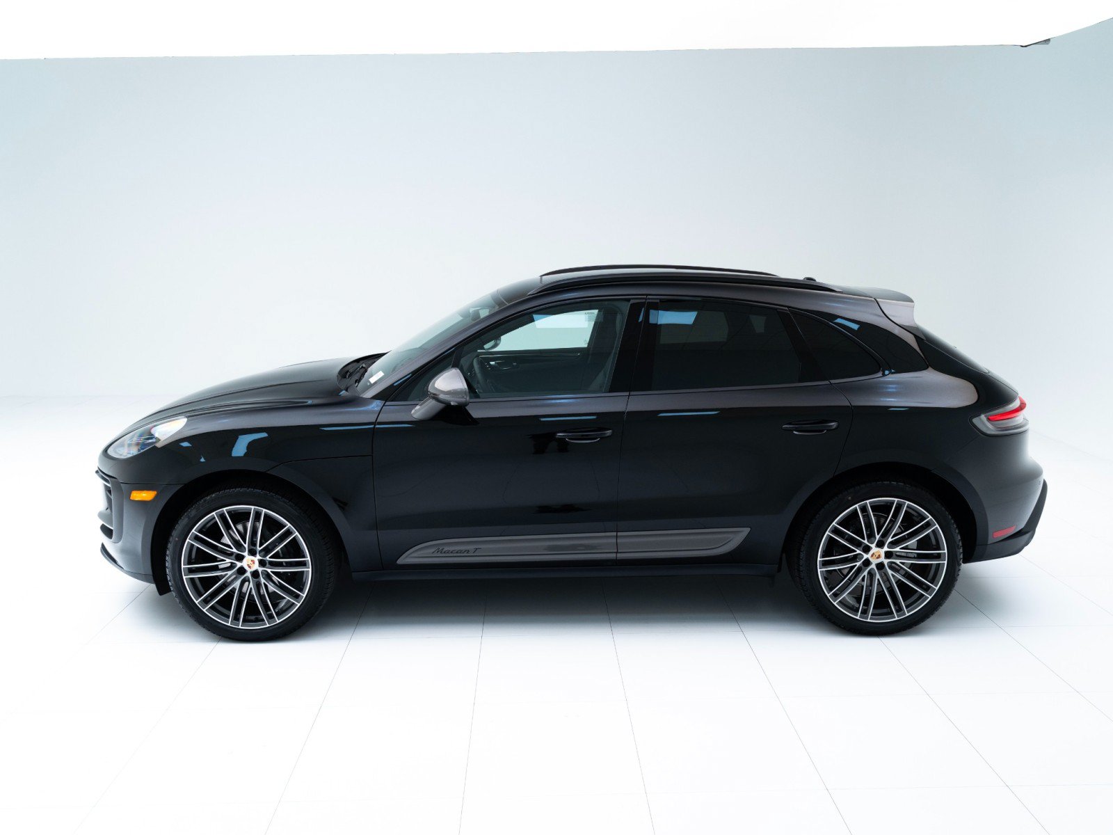 Certified 2026 Porsche Macan Turbo AWD/4WD image 2