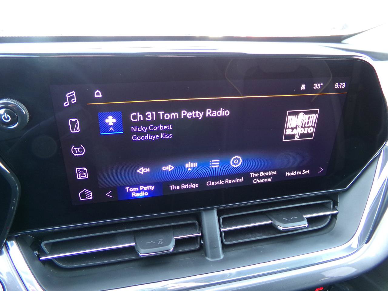 Used 2025 Chevrolet Trax ACTIV w/ Sunroof Package FWD image 17