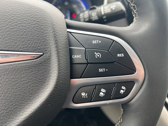 Used 2024 Chrysler Pacifica Touring-L FWD image 9