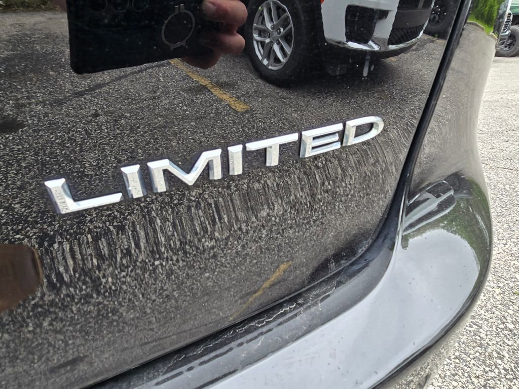 Used 2026 Chrysler Pacifica Limited FWD image 14