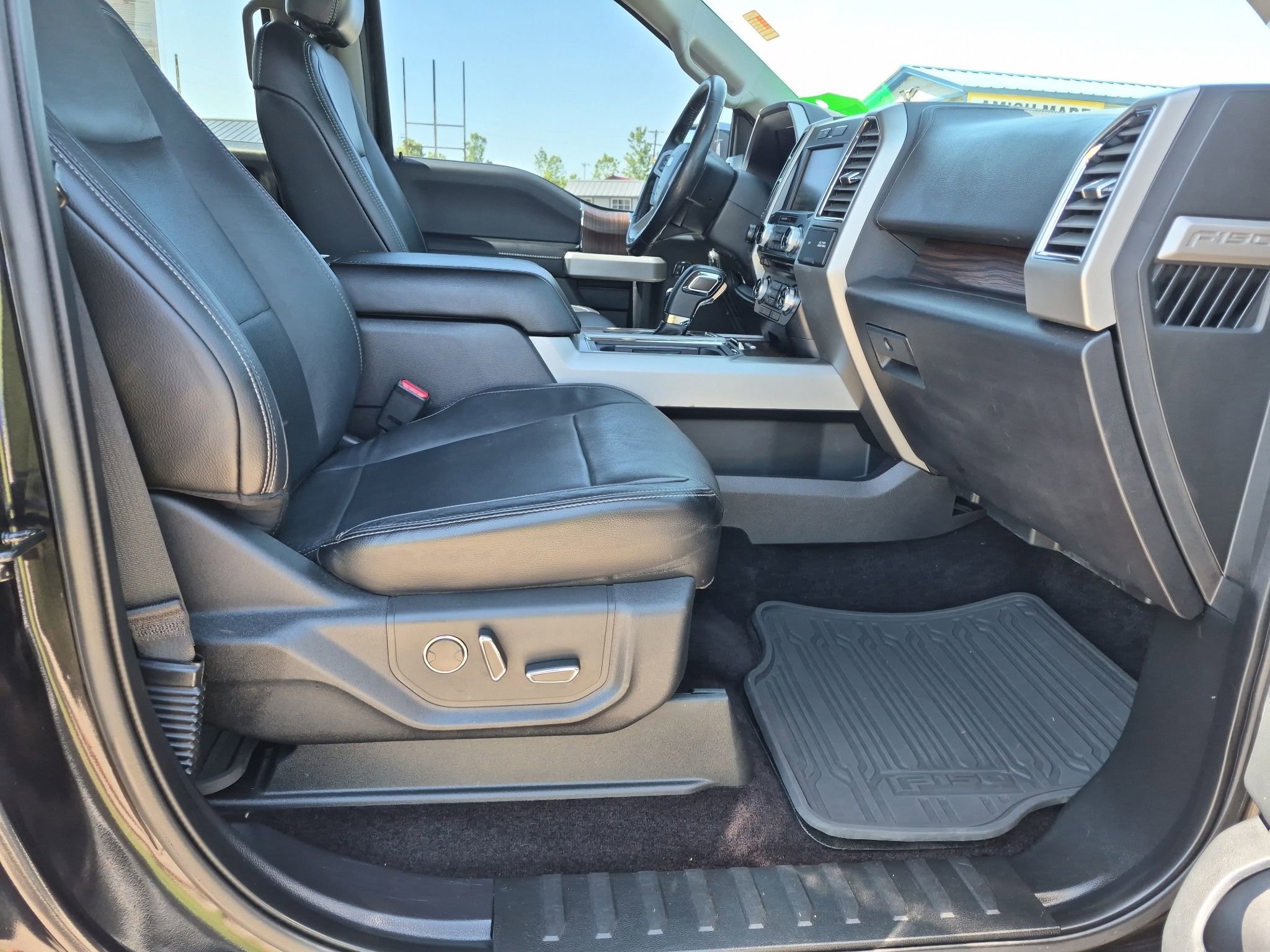 Used 2015 Ford F150 Lariat w/ Equipment Group 502A Luxury AWD/4WD image 34