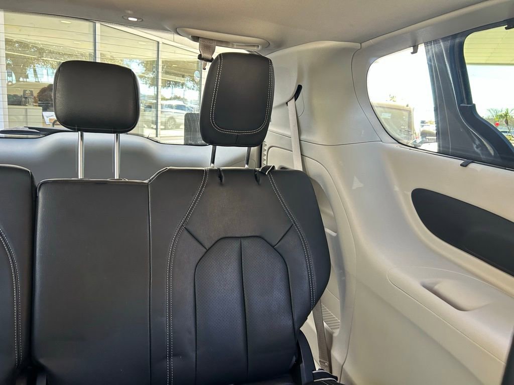 Used 2022 Chrysler Pacifica Touring-L image 62