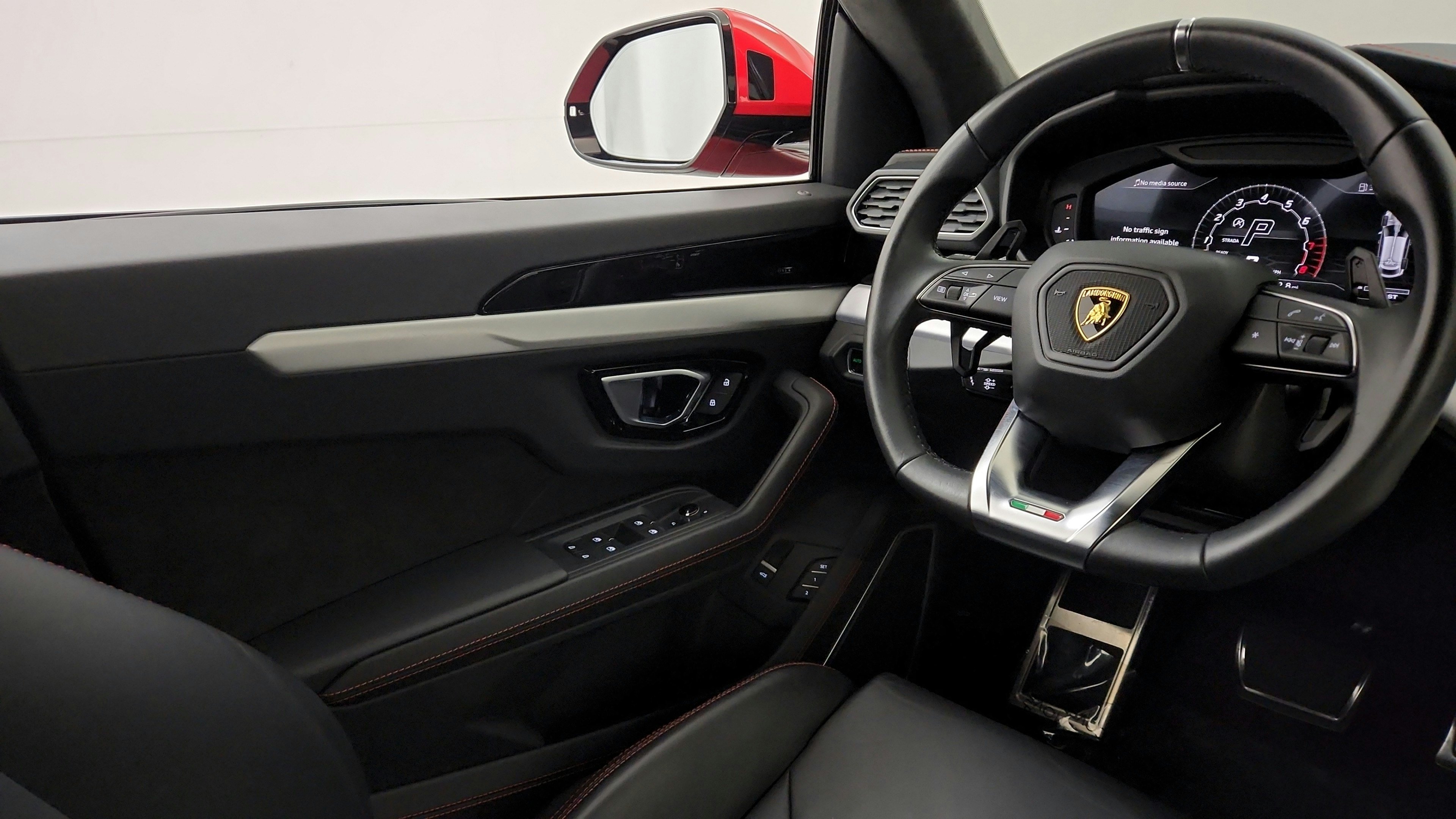 Used 2022 Lamborghini Urus AWD/4WD image 34