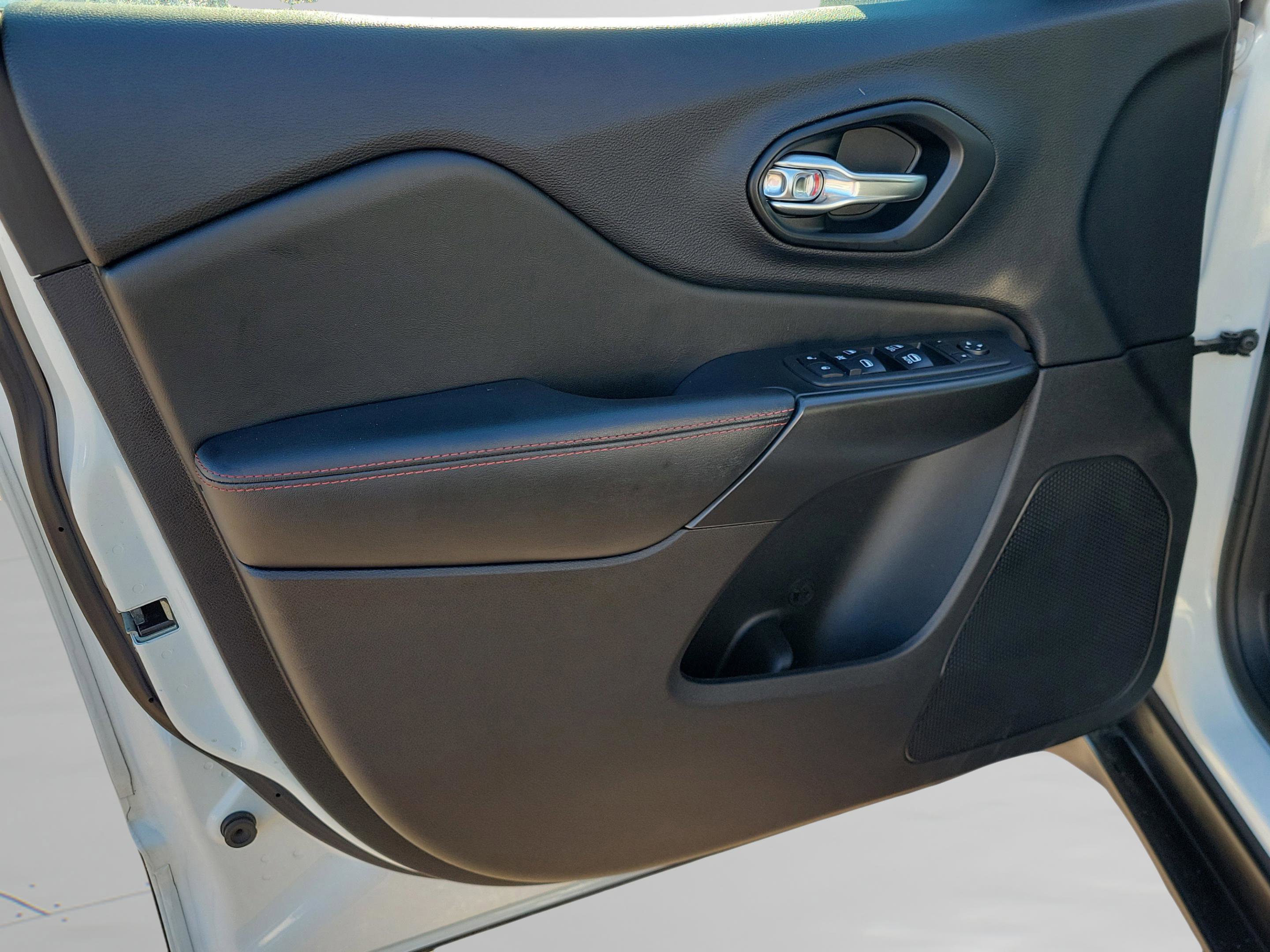 Used 2021 Jeep Cherokee Trailhawk w/ Comfort/Convenience Group image 25