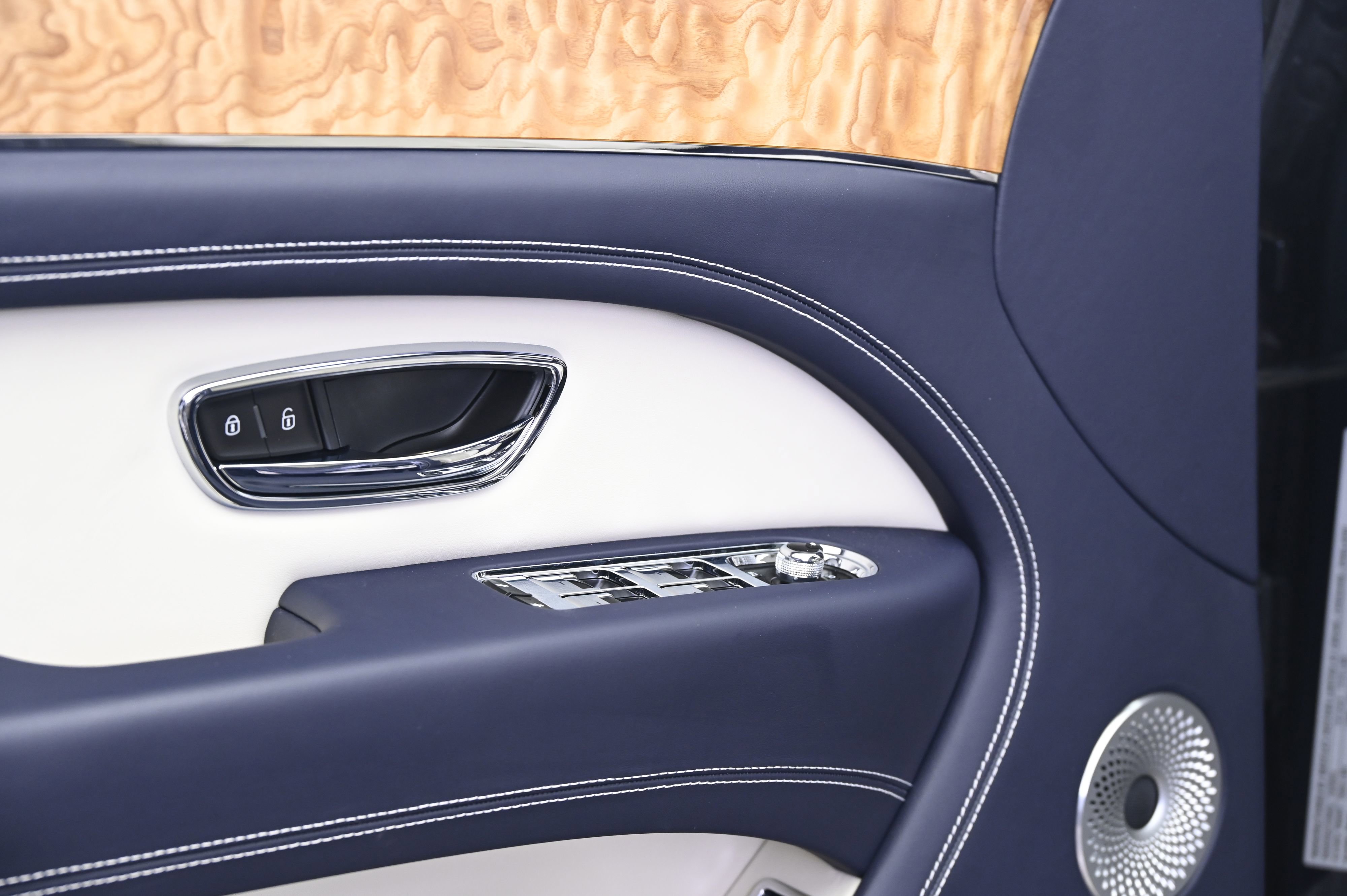 Used 2024 Bentley Bentayga Extended Wheelbase image 27