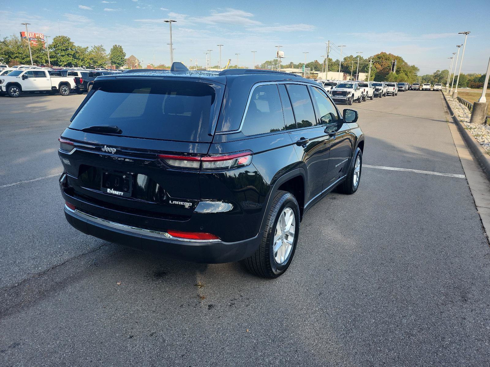 Used 2026 Jeep Grand Cherokee Laredo RWD image 3